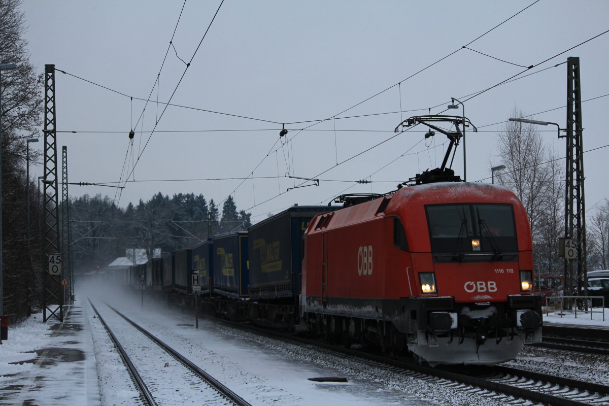 1116 1118-1 durchfhrt am 12. Januar 2013 den Bahnhof von Assling.