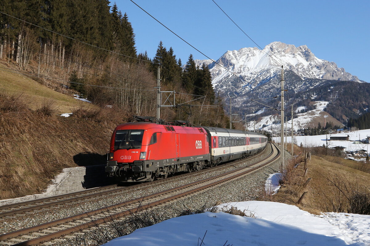 1116 118 war mit dem  Transrapid  am 5. Februar 2025 bei Pfaffenschwend in Richtung W�rgl unterwegs.