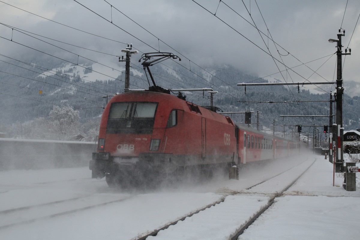 1116 119-7 verlt am 25. Januar 2014 schiebend den Bahnhof von St. Johann in Tirol.