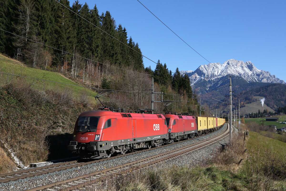 1116 121 und 1116 042 waren mit einem Containerzug auf dem Weg nach W�rgl. Aufgenommen am 8. November 2025 bei Pfaffenschwend.