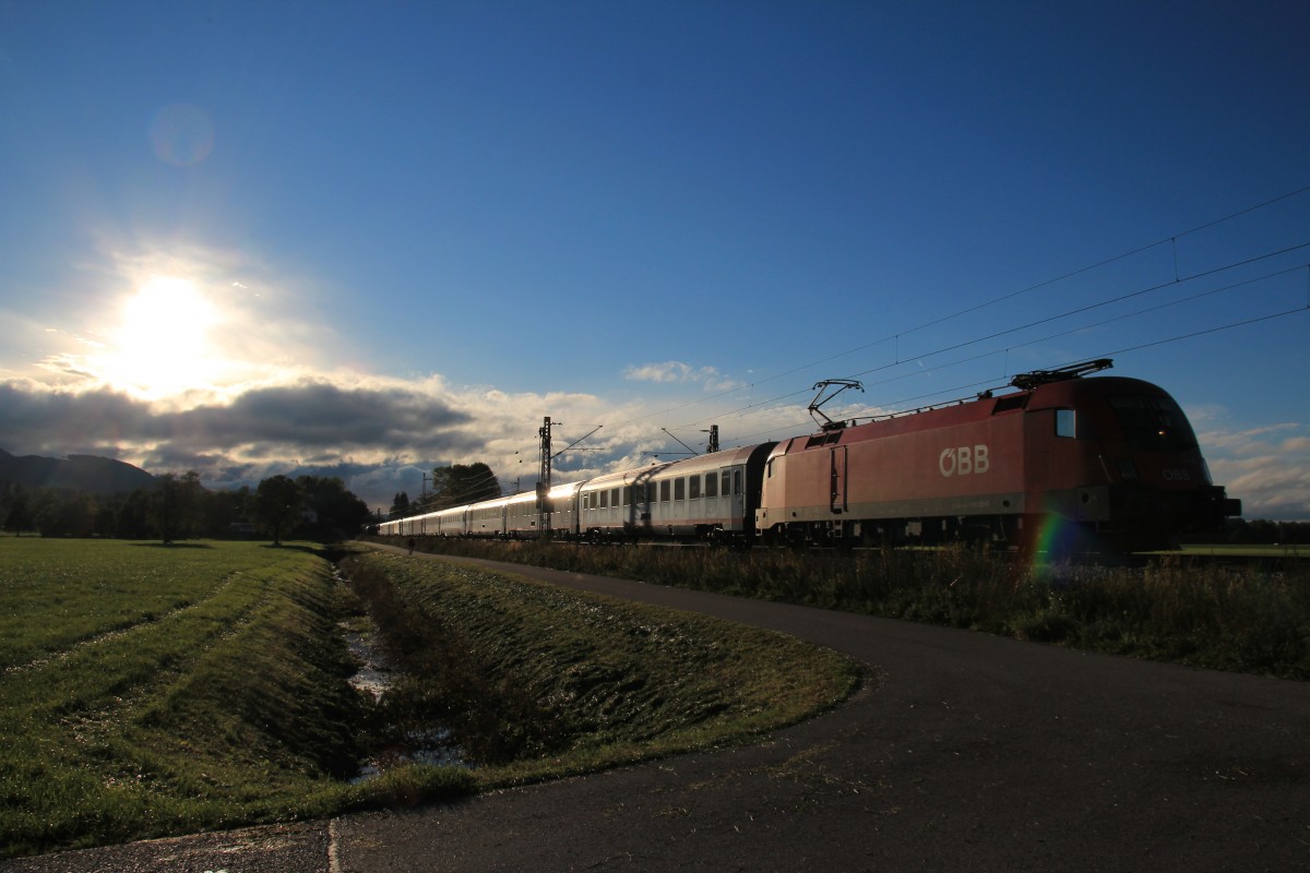 1116 121-5 im Gegenlicht am 11. Oktober 2013 bei bersee am Chiemsee.