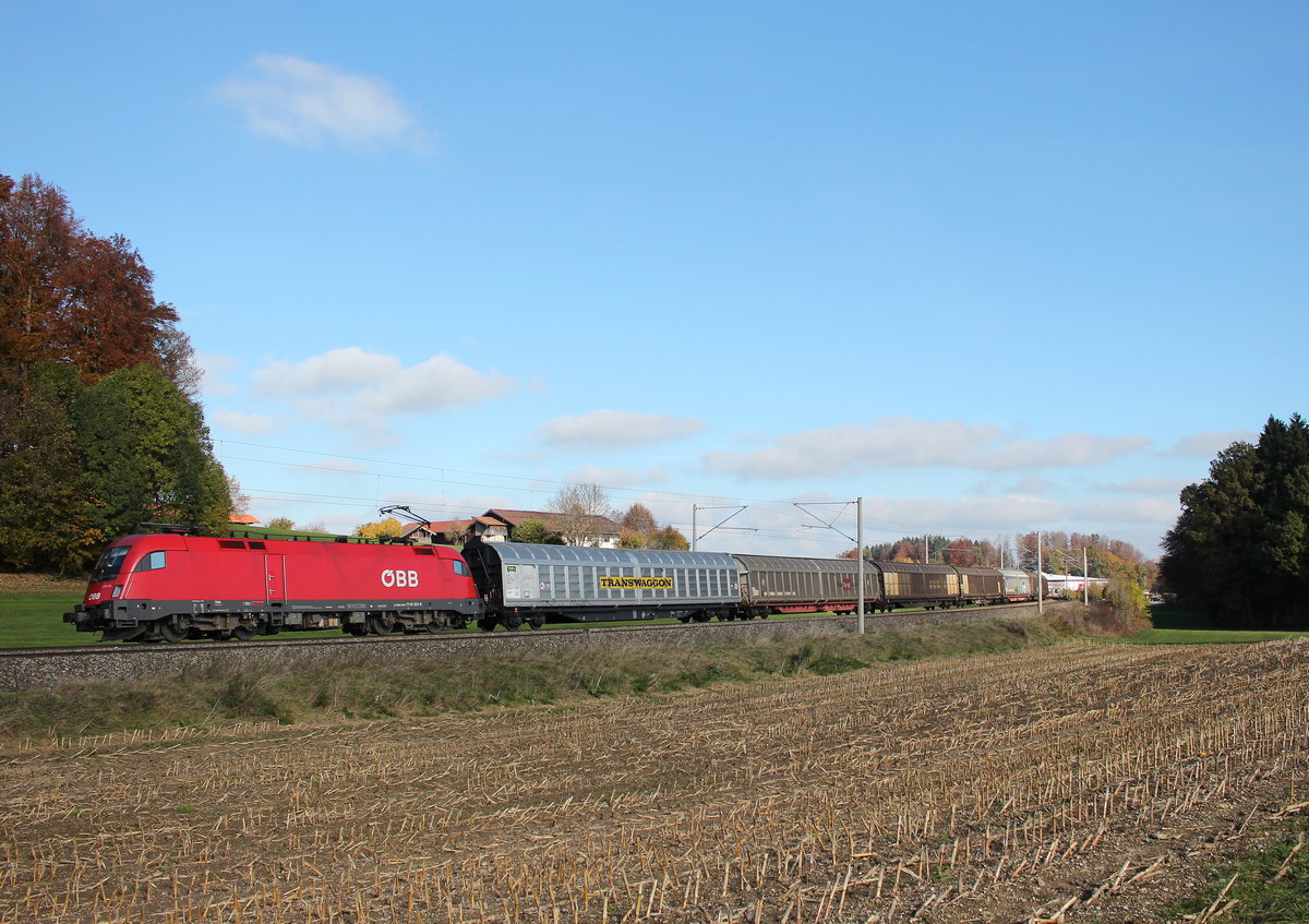 1116 121-5 mit einem Gterzug aus Salzburg kommend am 31. Oktober 2016 bei Traunstein.