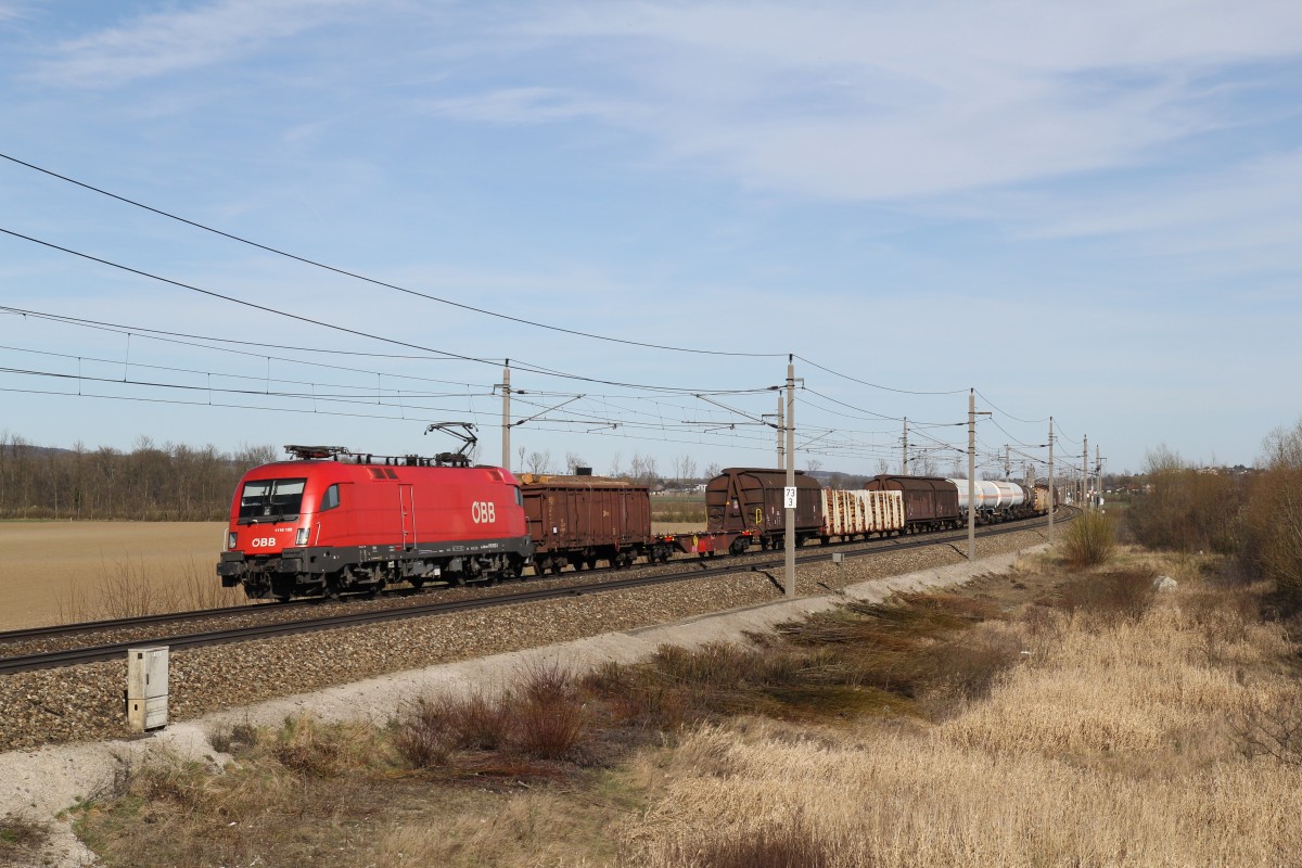 1116 122-3 mit einem gemischten Gterzug am 20. Mrz 2014 bei Grosierning.