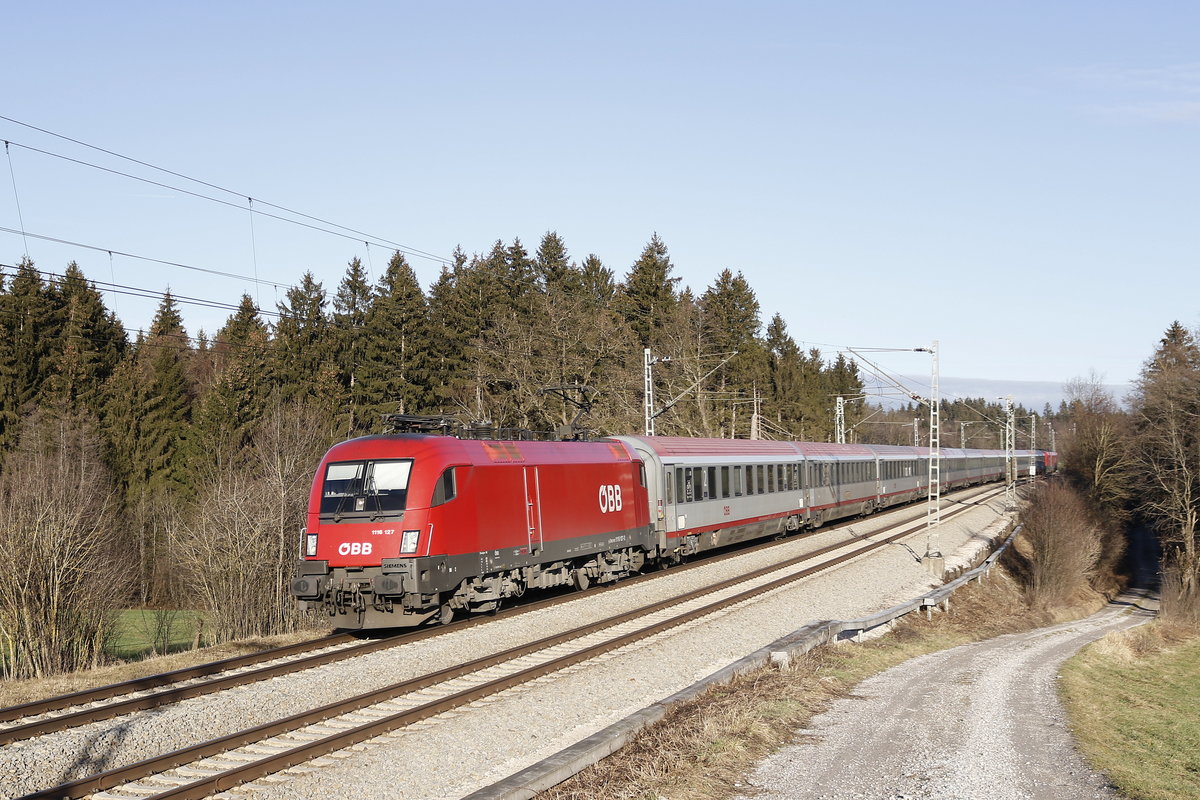 1116 127 mit einem  EC  aus Salzburg kommend bei Grabensttt. Aufgenommen am 28. Dezember 2018.
