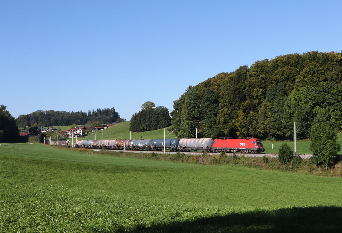 1116 134 war am 3. Oktober 2025 mit einem gemischten G�terzug bei Axdorf im Chiemgau in Richtung Salzburg unterwegs.