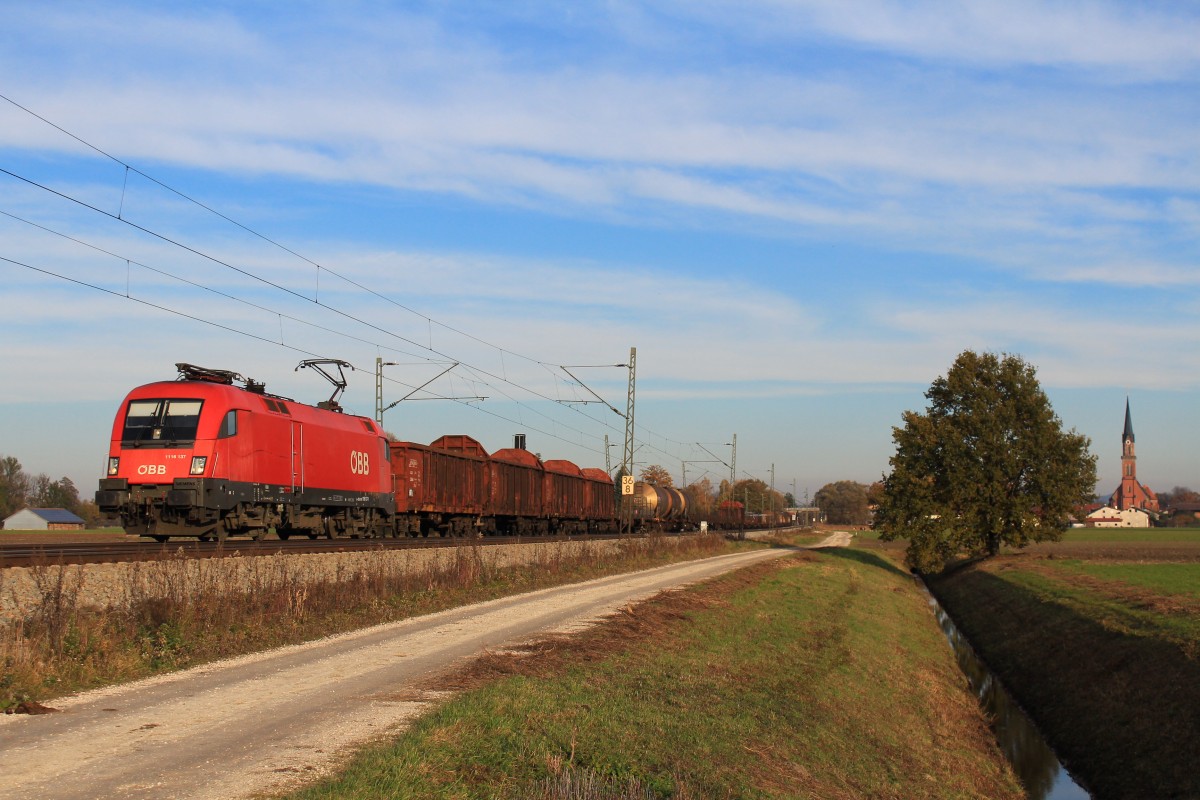 1116 137-1 befrderte am 9. November 2012 einen gemischten Gterzug von Salzburg in Richtung Mnchen.