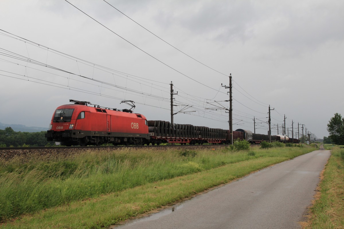 1116 146-2 war mit einem gemischten Gterzug am 29. Mai 2014 bei Grosierning unterwegs.