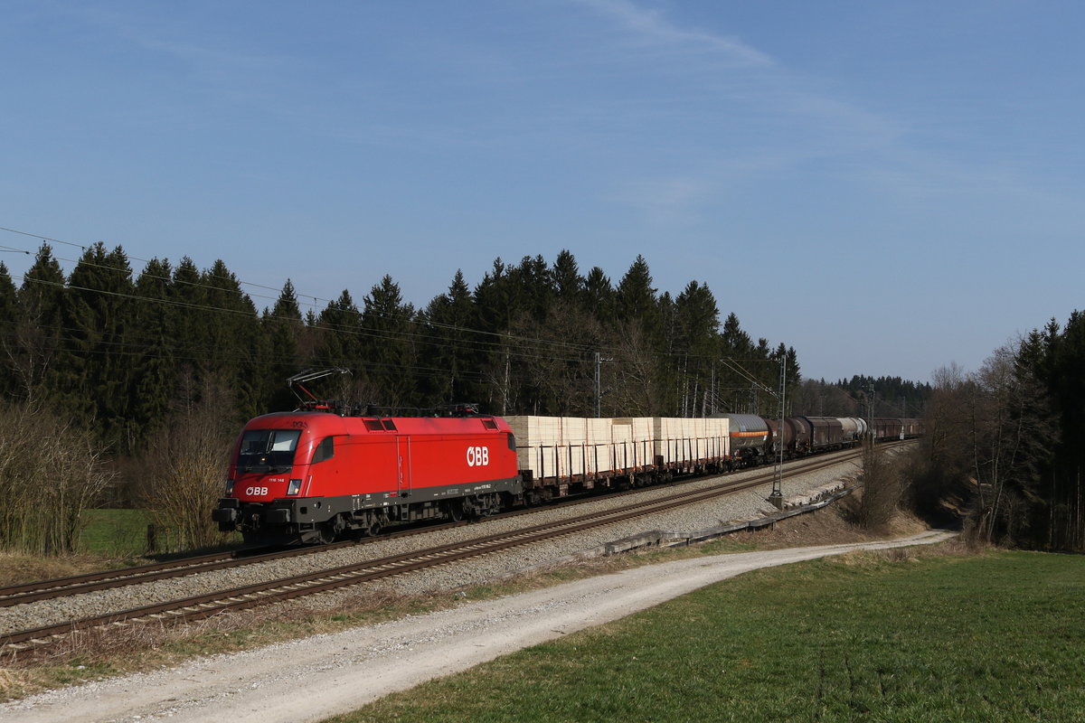 1116 146 mit einem gemischten G�terzug am 20. M�rz 2020 bei Grabenst�tt im Chiemgau.