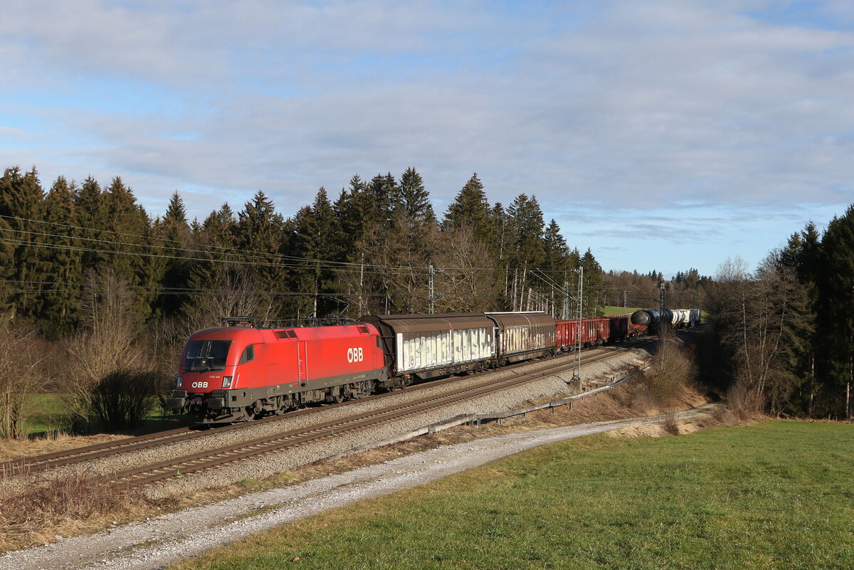 1116 149 mit einem gemischten G�terzug aus Salzburg kommend am 14. Januar 2023 bei Sossau im Chiemgau.
