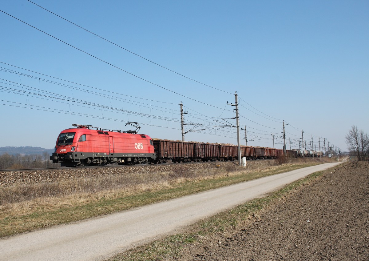 1116 152-0 kam am 18. Mrz 2015 mit einem gemischten Gterzug aus St. Plten. Aufgenommen bei Grosierning.