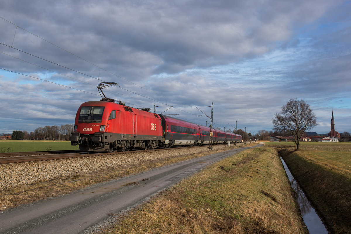 1116 159 schiebt eine Railjet-Garnitur am 26. Dezember 2016 bei bersee am Chiemsee in Richtung Salzburg.