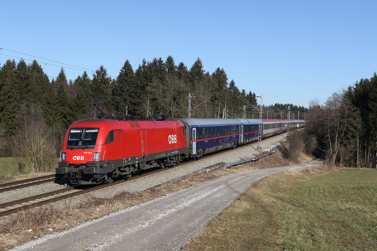 1116 184 war am 7. Februar 2020 bei Grabensttt schiebend an einem EC in Richtung Salzburg unterwegs.