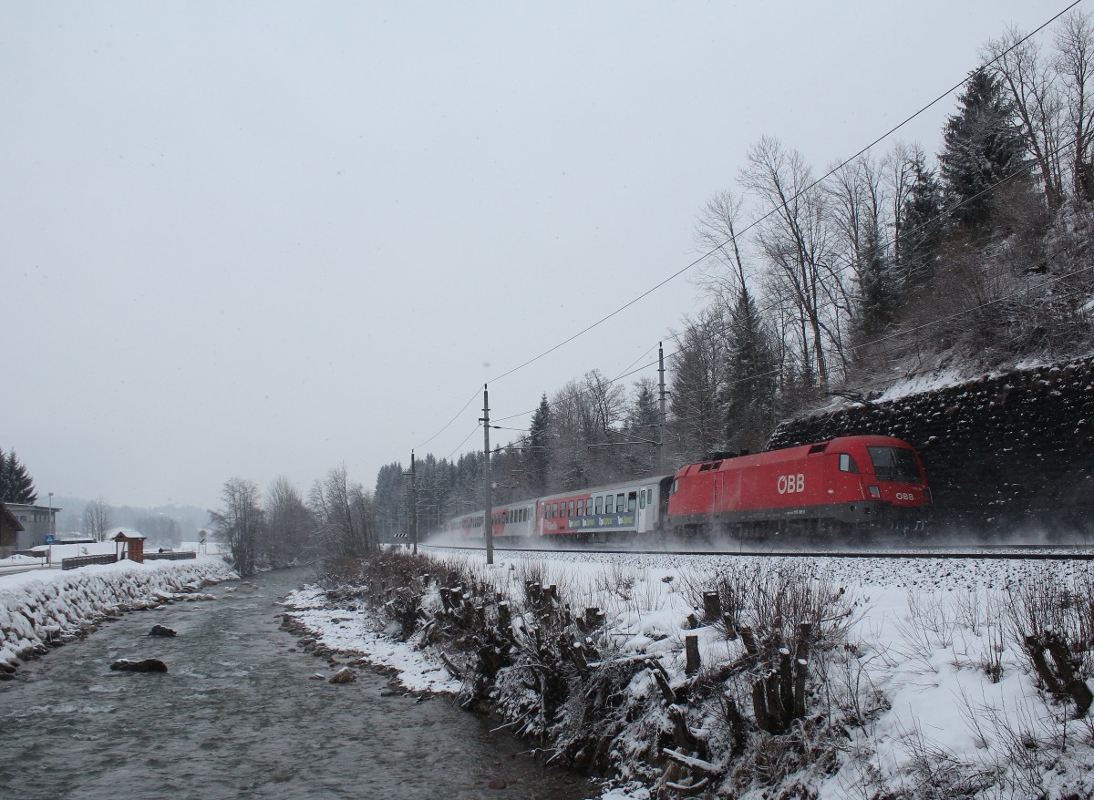 1116 186-8 war am 24. Januar 2015 kurz vor St. Johann schiebend in Richtung Kitzbhel unterwegs.