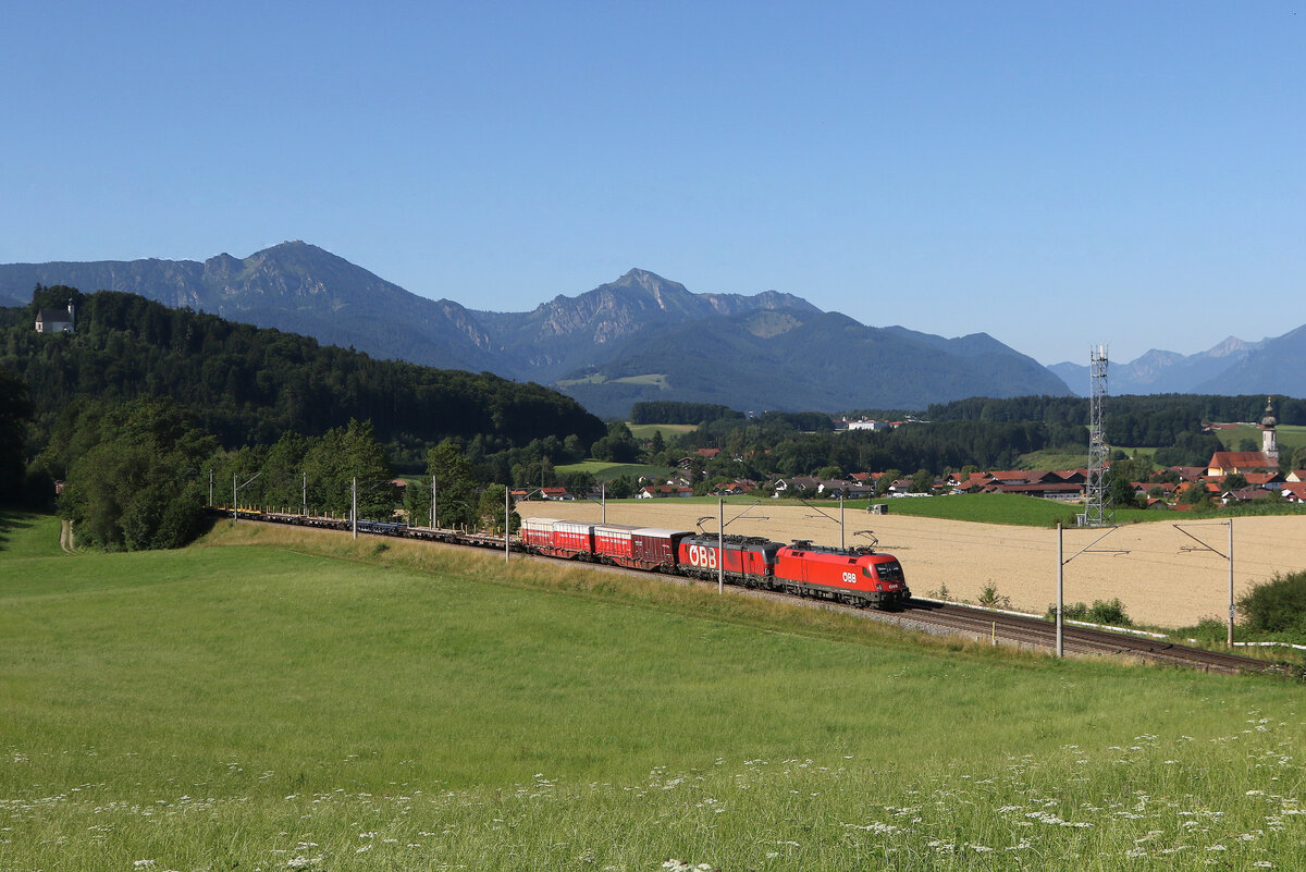 1116 194 und 1293 179 mit einem gemischten G�terzug aus M�nchen kommend am 19. Juli 2025 bei Vachendorf im Chiemgau.