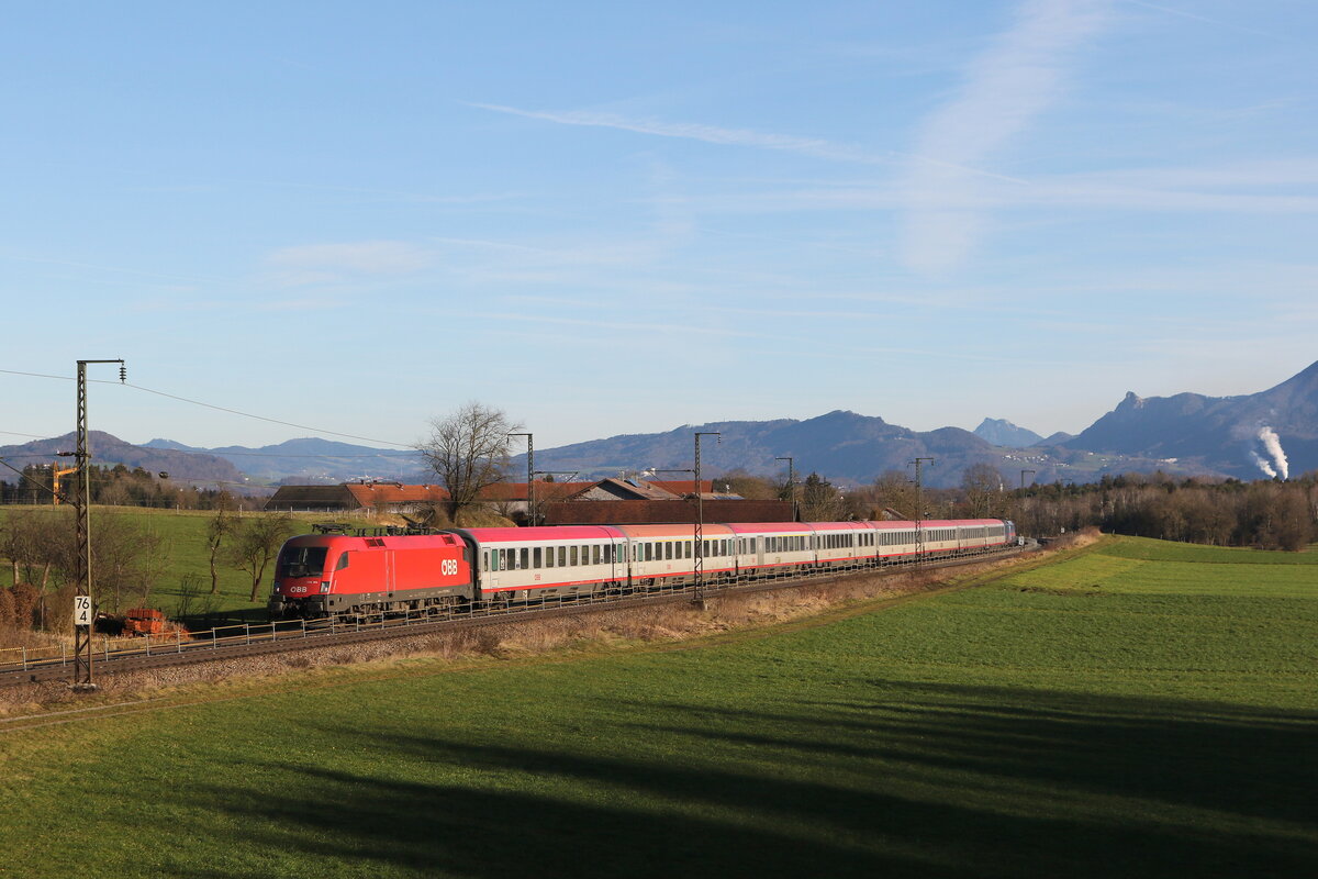 1116 194 mit dem  EC 112  aus Salzburg kommend am 6. Januar 2023 bei Niederstra�.