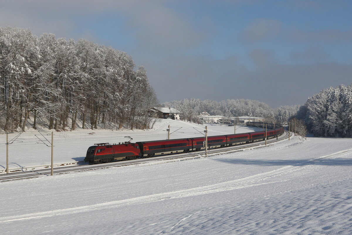 1116 203 aus Salzburg kommend am 13. Januar 2024 bei Axdorf im Chiemgau.