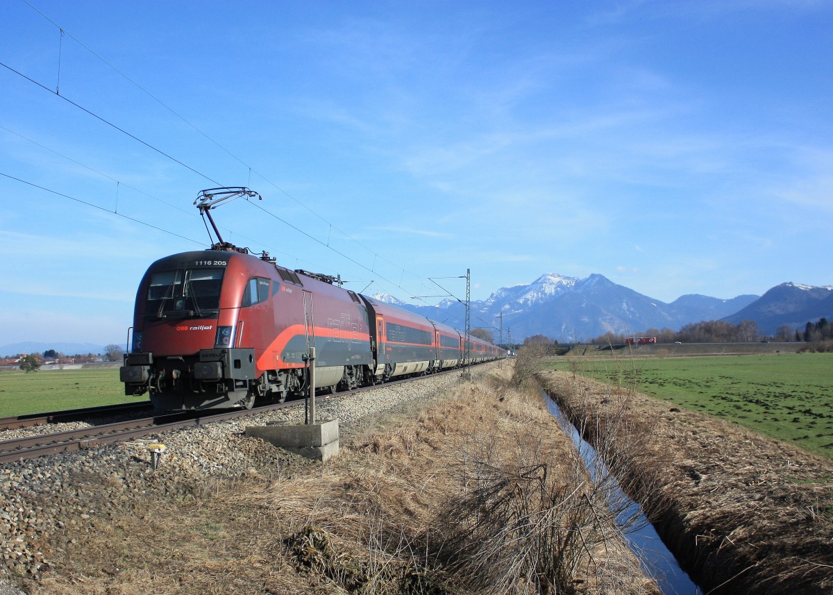 1116 205 am Zugende einer doppelten Railjet-Garnitur, die unterwegs in Richtung Salzburg war. Aufgenommen am 8. M�rz 2013 bei Bernau am Chiemsee.