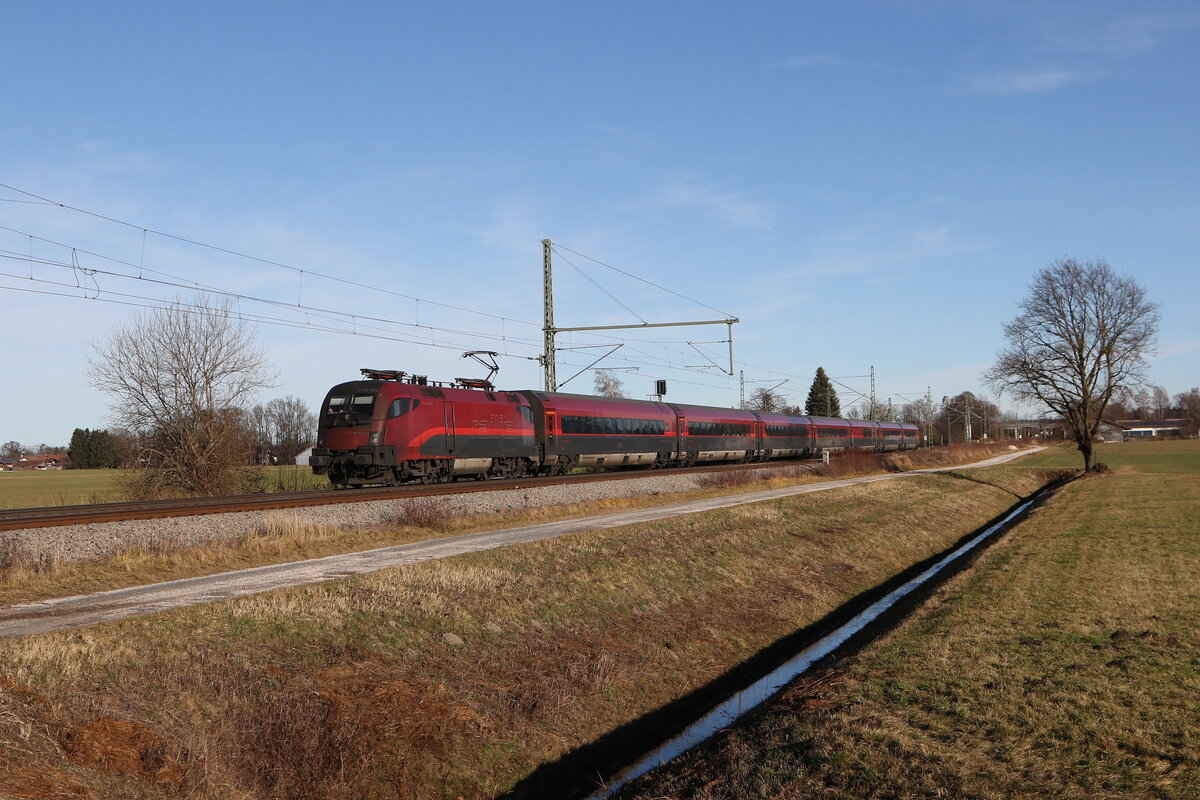 1116 207 aus Salzburg kommend am 9. Dezember 2025 bei �bersee am Chiemsee.