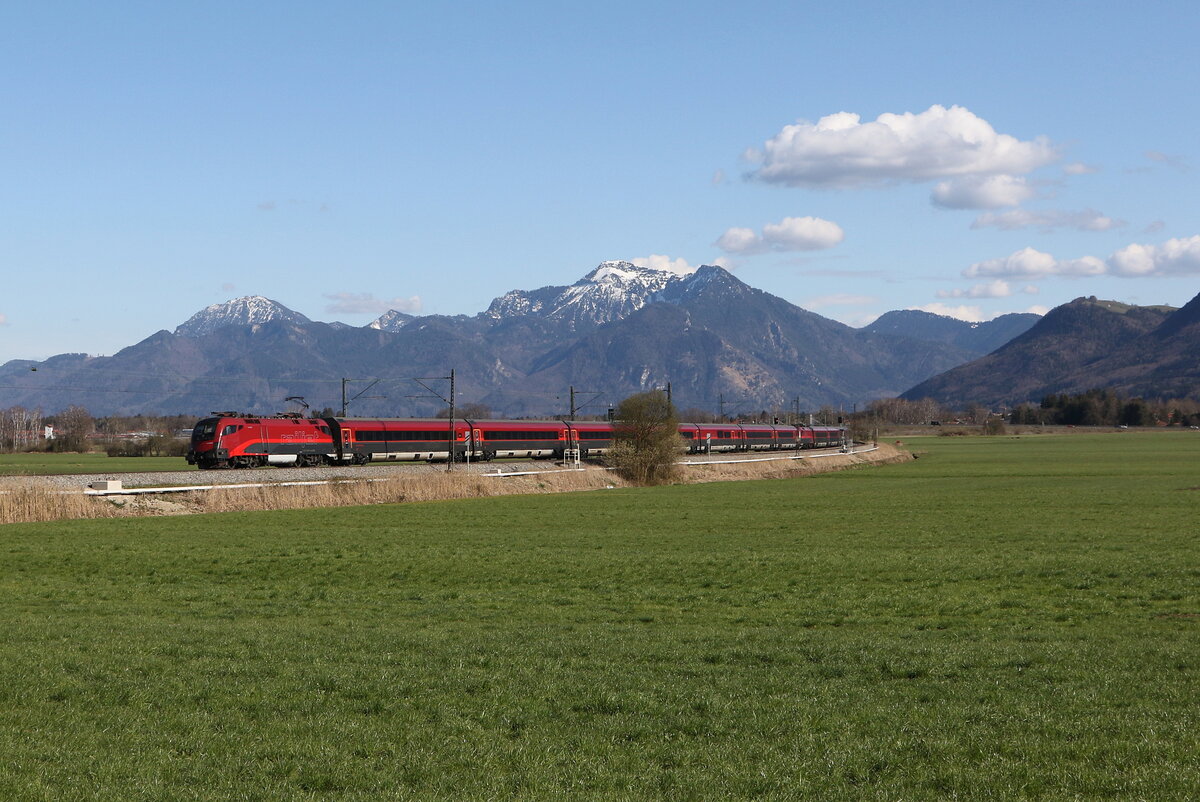 1116 211 aus Salzburg kommend am 8. April 2025 bei Bernau am Chiemsee.