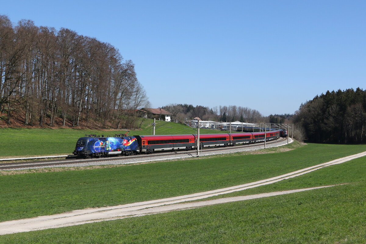 1116 212  Football unites Europe  aus Salzburg kommend am 4. April 2025 bei Axdorf im Chiemgau.