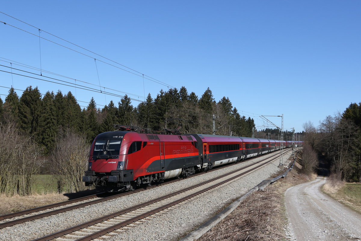 1116 212 mit einem Railjet aus M�nchen kommend am 1. M�rz 2021 bei Grabenst�tt im Chiemgau.
