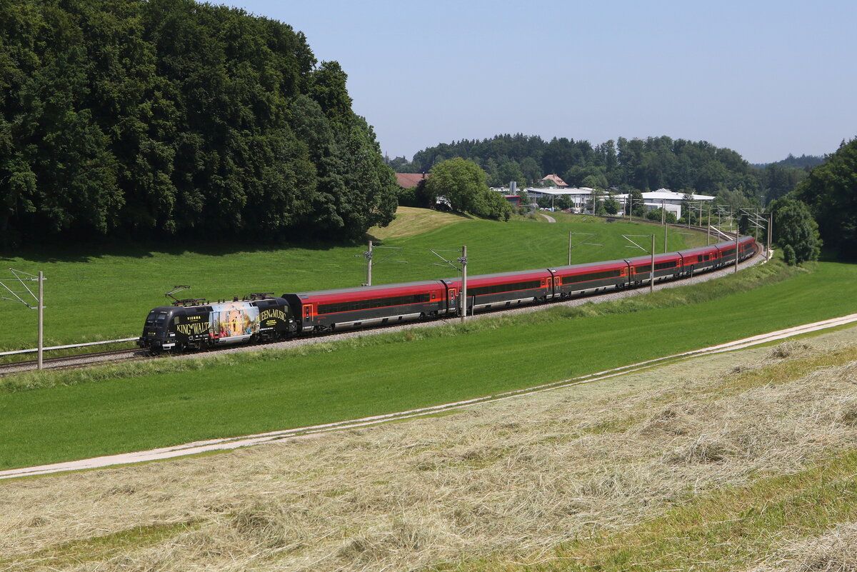 1116 216  200 Jahre Johann Strauss  war am 13. Juni 2025 bei Axdorf in Richtung Rosenheim unterwegs.