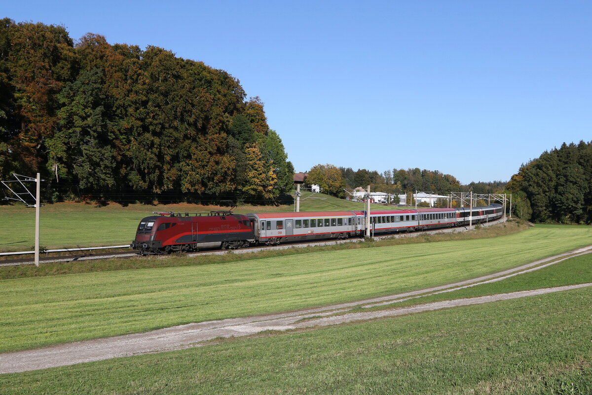 1116 216 mit dem  Transalpin  am 25. Oktober 2023 bei Axdorf im Chiemgau.