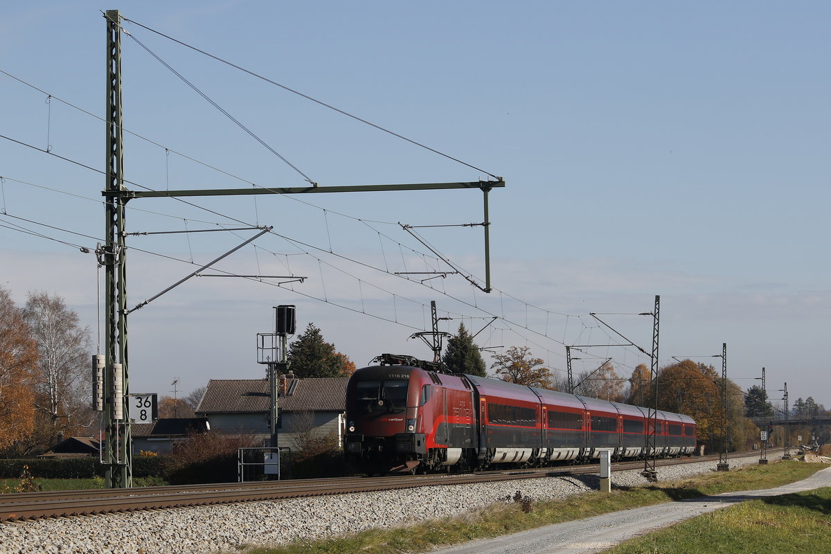 1116 216 mit einem  Railjet  aus Salzburg kommend am 11. November 2018 bei �bersee.