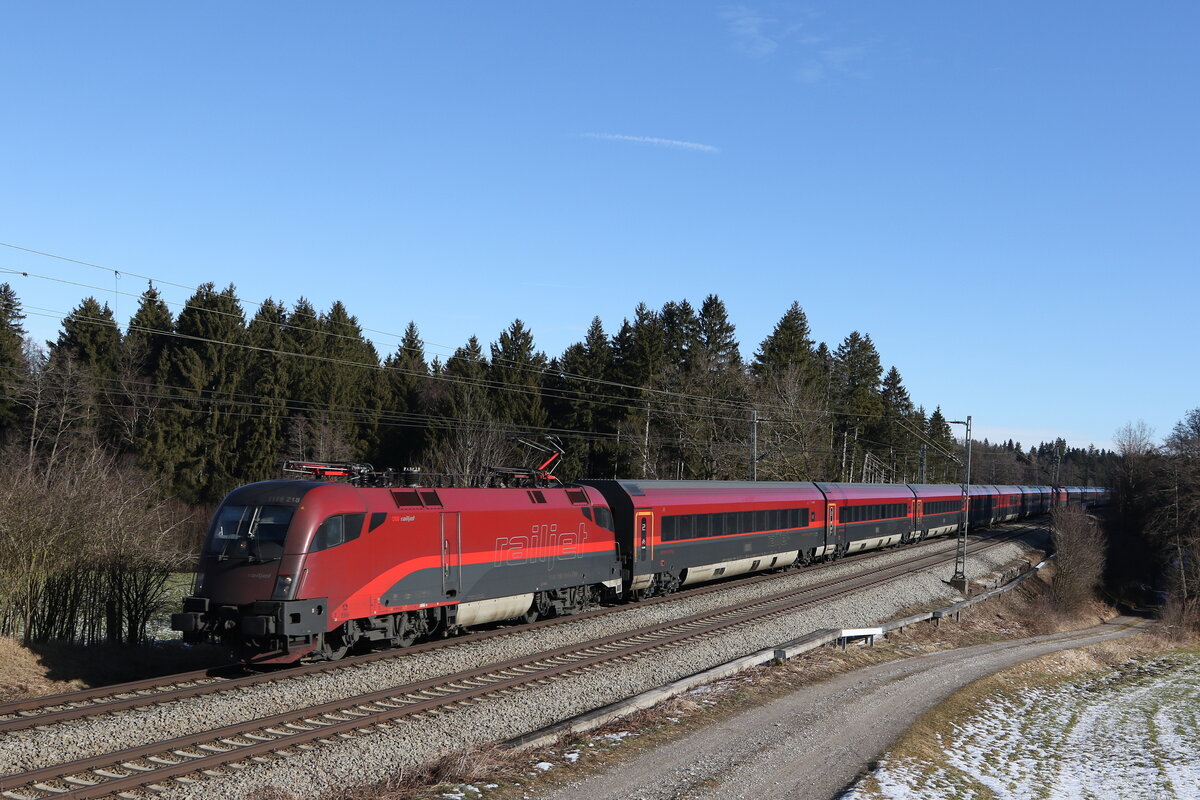 1116 218 aus Salzburg kommend am 9. Februar 2022 bei Grabenst�tt im Chiemgau.