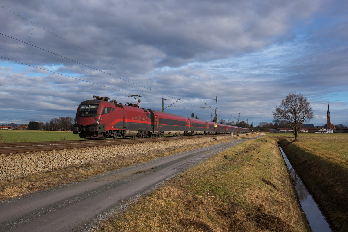 1116 219 aus Salzburg kommend am 26. Dezember 2016 bei �bersee am Chiemsee.