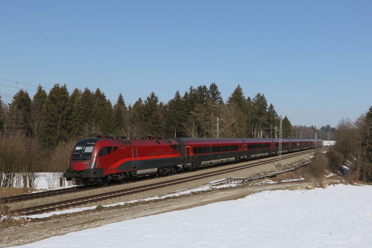 1116 220 aus Salzburg kommend am 2. M�rz 2023 bei Sossau im Chiemgau.