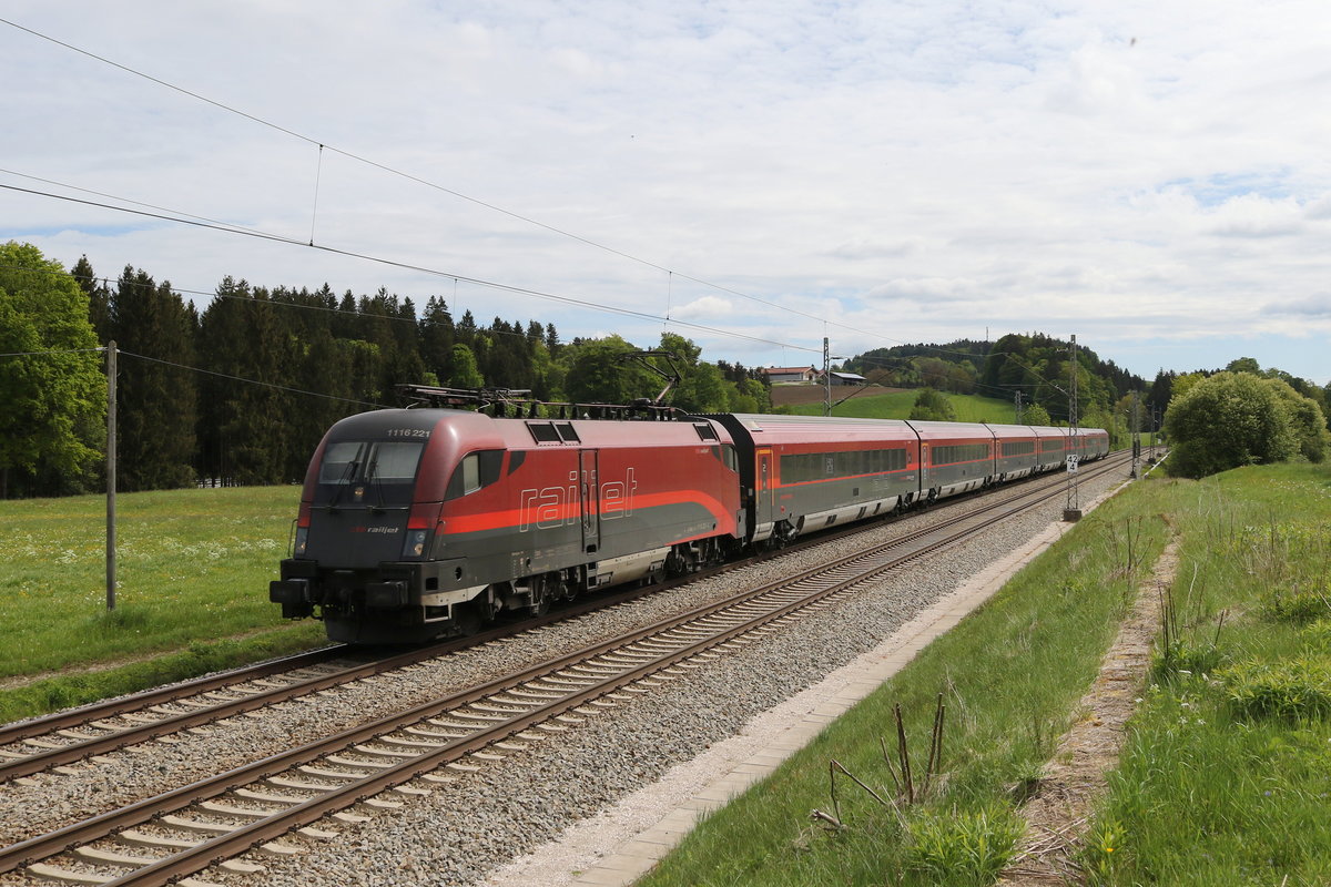 1116 221 aus Salzburg kommend am 4. Mai 2020 bei Grabenst�tt.