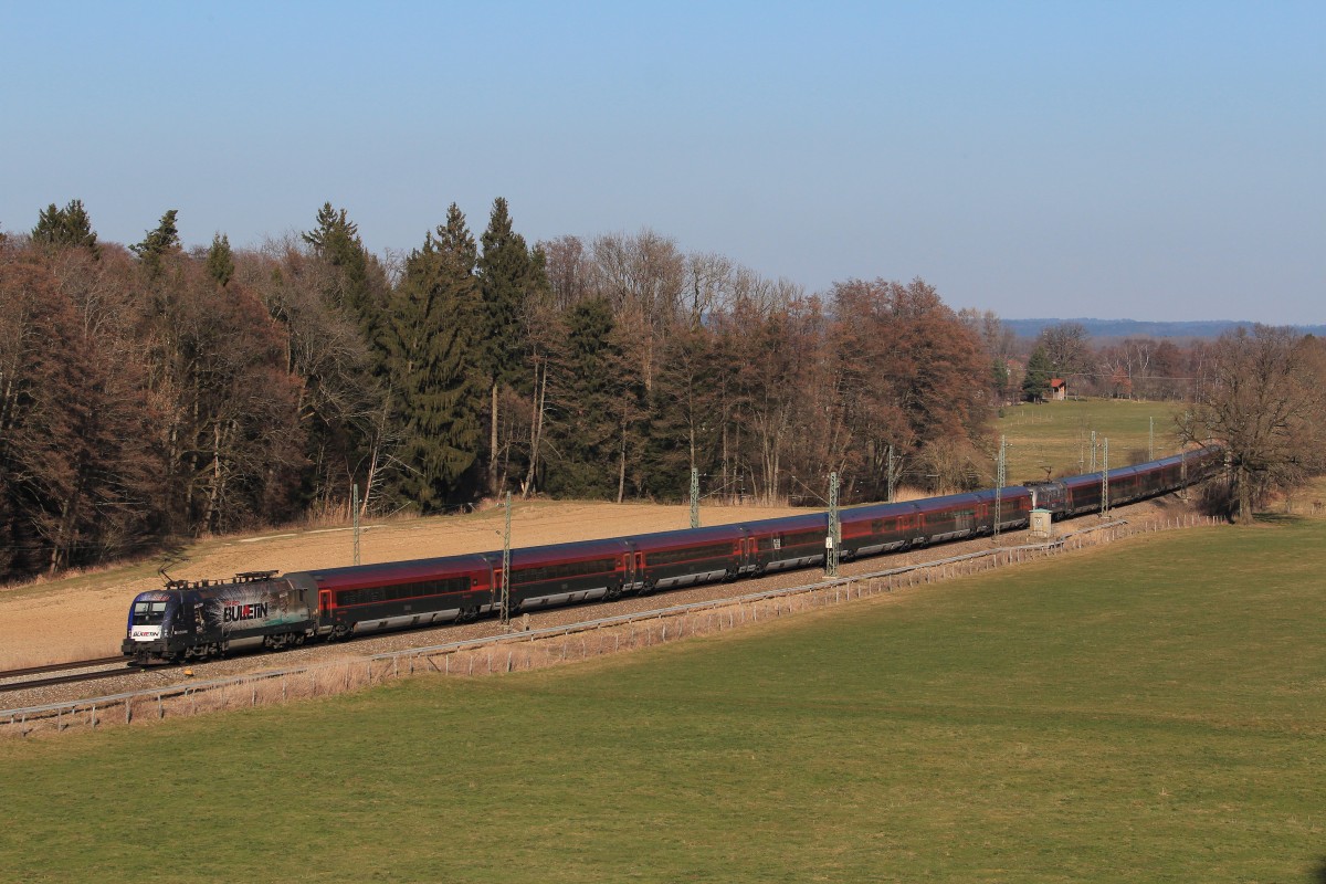 1116 222 der  Red Bull Taurus  kam am 28. Februar 2014 mit einer doppelten Railjet-Garnitur aus Salzburg. In der Mitte befand sich 1116 250  Polizei-Lok .