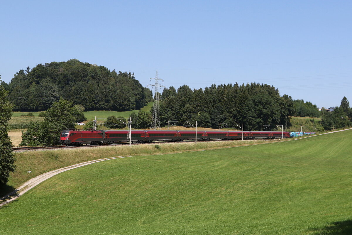 1116 223 aus Salzburg kommend am 19. August 2025 bei Vachendorf im Chiemgau.