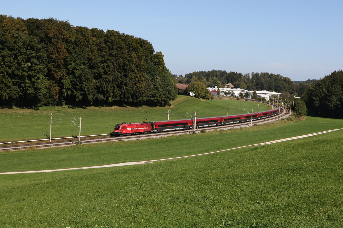 1116 225 aus Salzburg kommend am 3. Oktober 2023 bei Axdorf.