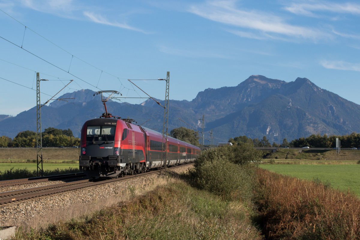 1116 227 schiebend in Richtung Salzburg am 5. Oktober 2015 bei Bernau am Chiemsee.