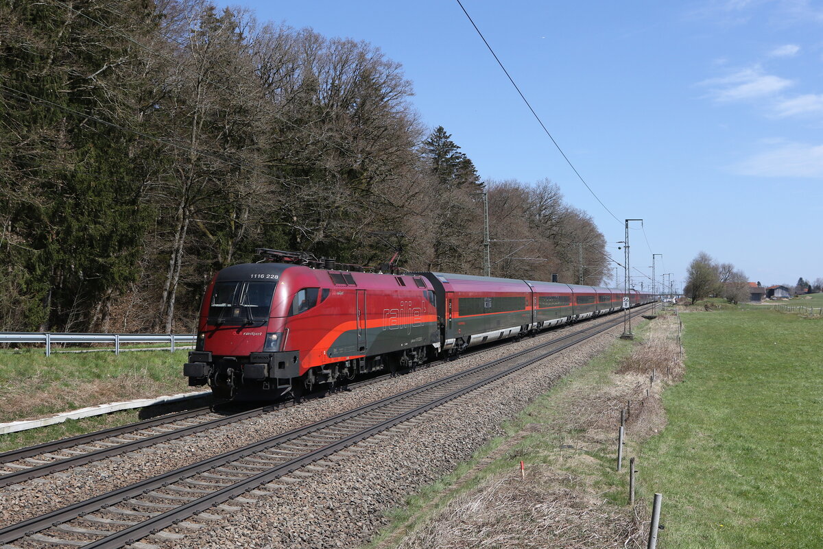 1116 228 aus Salzburg kommend am 1. April 2025 bei Hufschlag.