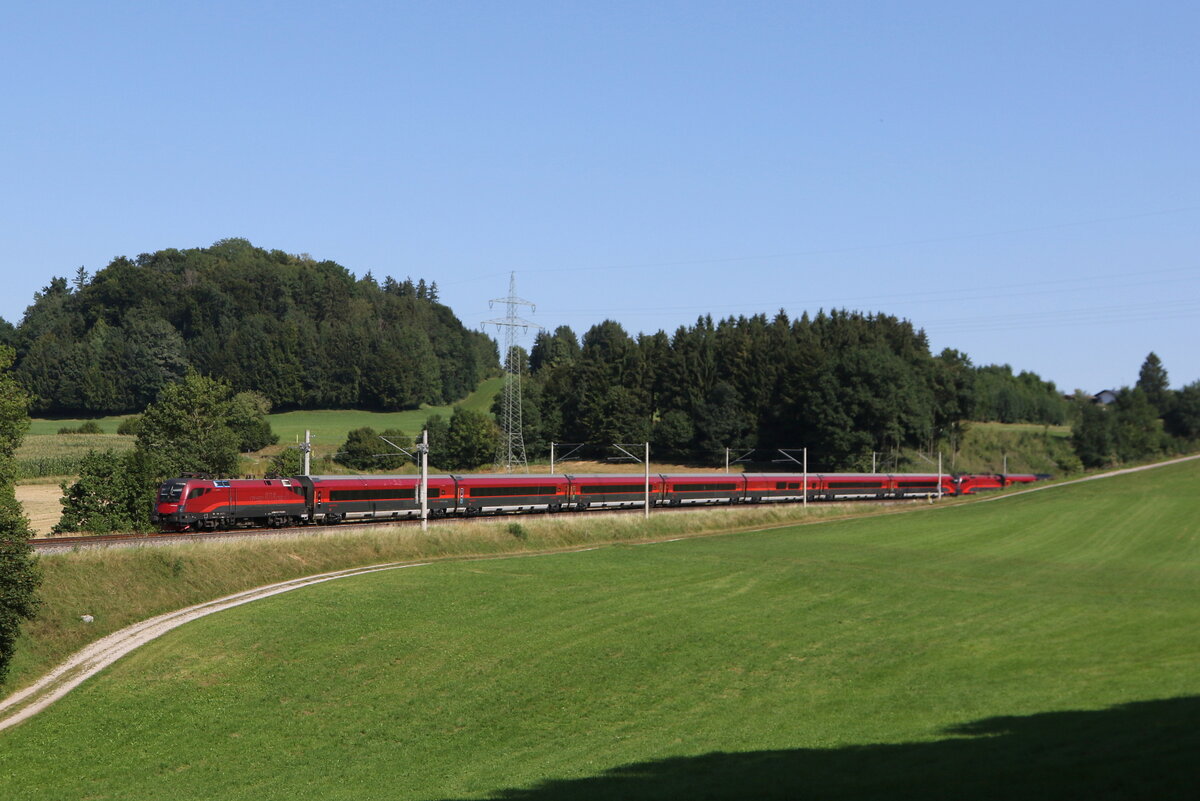 1116 229 aus Salzburg kommend am 19. Augusts 2025 bei Vachendorf im Chiemgau.