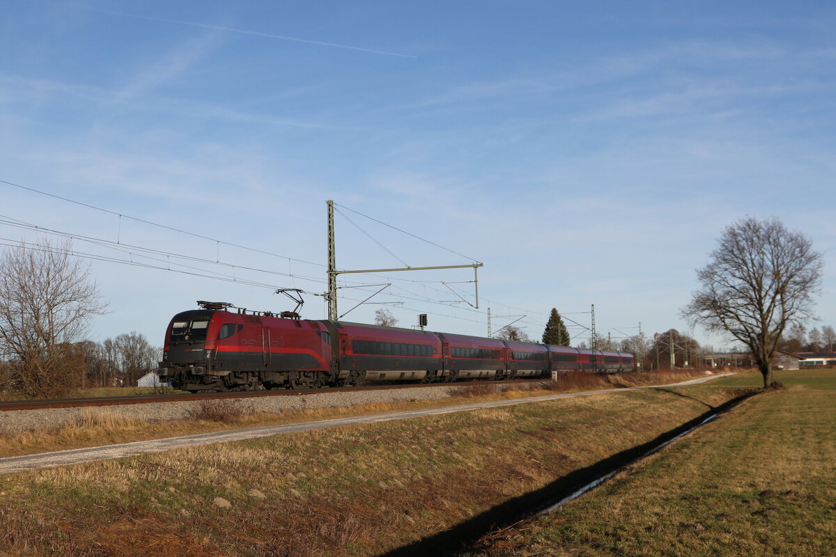 1116 232 aus Salzburg kommend am 9. Dezember 2025 bei �bersee am Chiemsee.