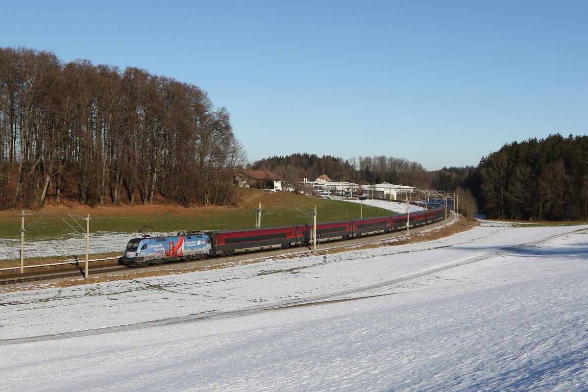 1116 233  Saalbach  war am 19. Januar 2026 bei Axdorf einen  Railjet  schiebend in Richtung Salzburg unterwegs.