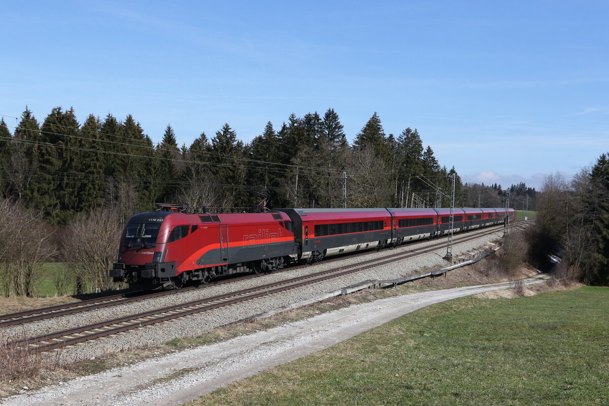 1116 237 aus Salzburg kommend am 16. M�rz 2023 bei Sossau im Chiemgau.