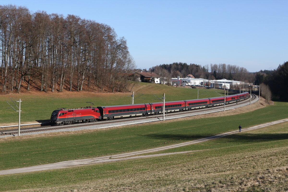 1116 243 aus Salzburg kommend am 5. Februar 2024 bei Axdorf im Chiemgau.