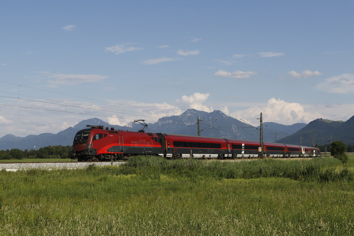 1116 248 aus Salzburg kommend am 18. Juni 2019 bei Bernau am Chiemsee.
