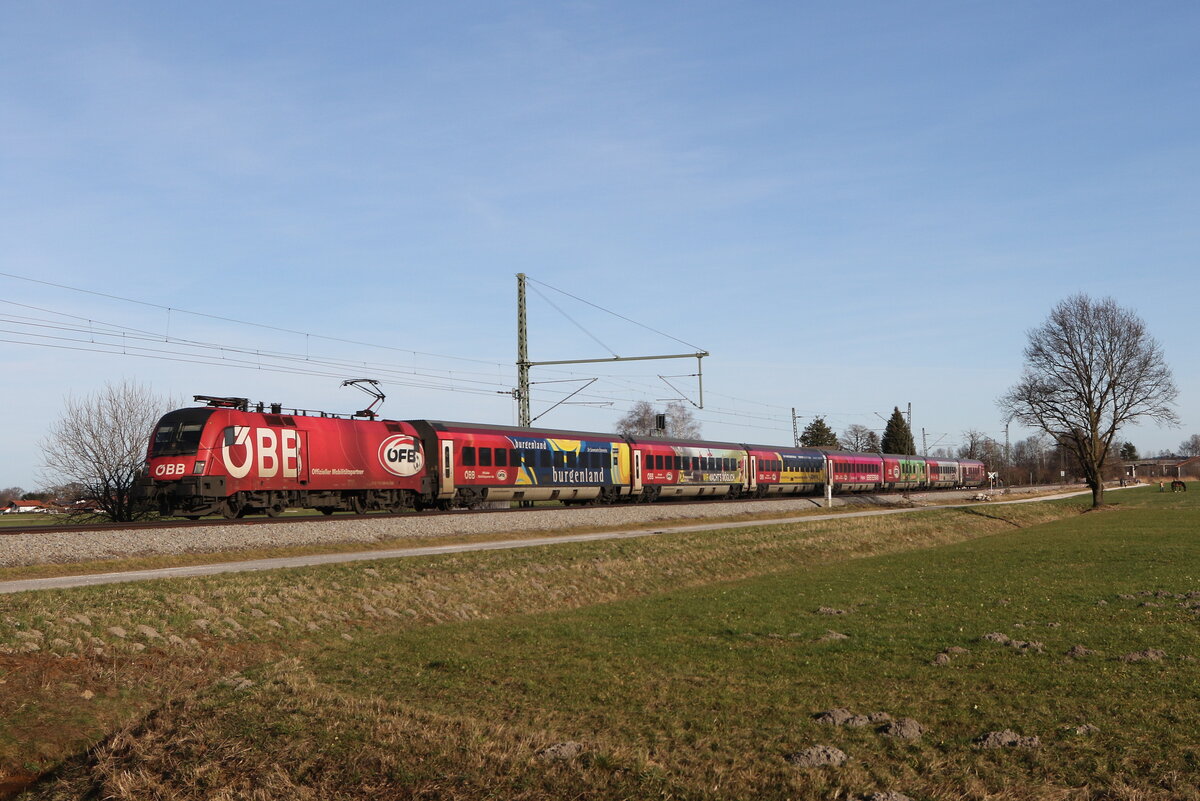 1116 249 mit dem  FB-Railjet  aus Salzburg kommend am 1. Januar 2023 bei bersee am Chiemsee.