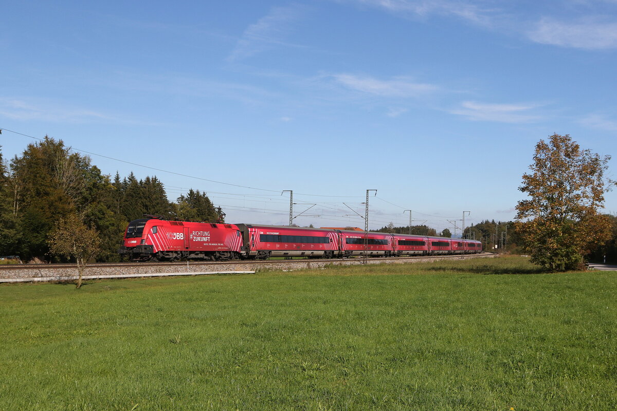 1116 251  100 Jahre �BB  war am 6. Oktober 2024 bei Fuchsreut in Richtung M�nchen unterwegs.