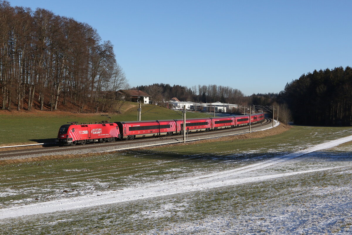 1116 251  100 Jahre �BB  aus Salzburg kommend am 19. Januar 2025 bei Axdorf.