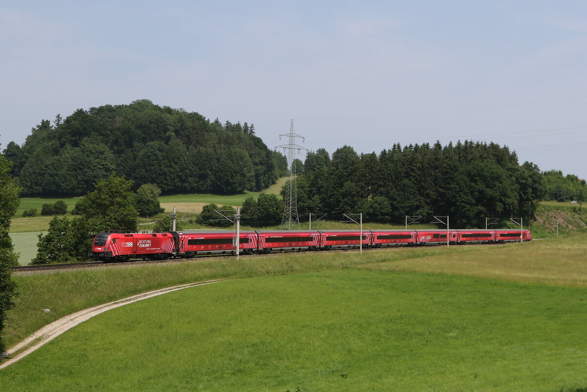 1116 251  100 Jahre �BB  aus Salzburg kommend am 10. Juni 2025 bei Vachendorf im Chiemgau.
