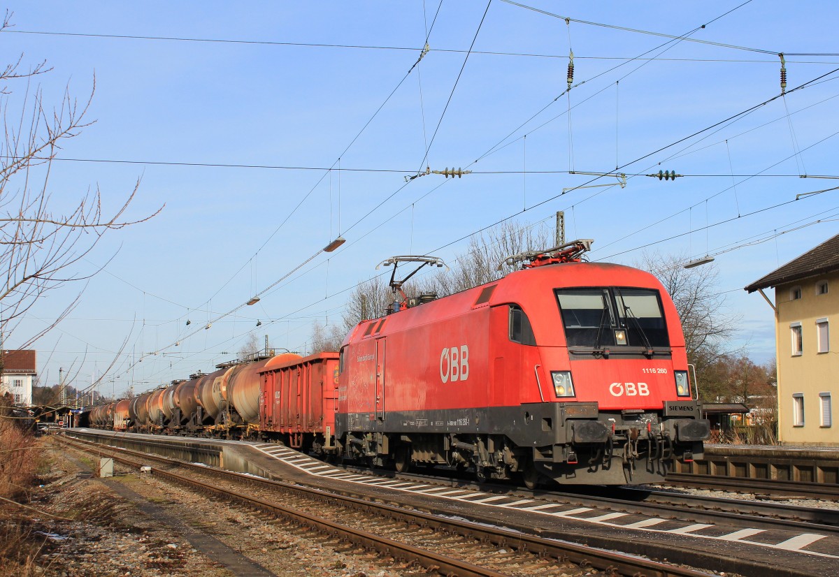 1116 260  Europäischer Lokführerschein  durchfährt am 22. Dezember 2012 mit einem Knickkesselzug den Bahnhof von Prien am Chiemsee.