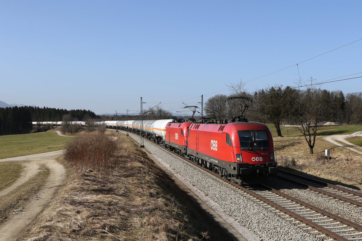 1116 274 & 1116 272 mit Druckgaskesselwagen aus M�nchen kommend am 25. Februar 2021 bei Grabenst�tt im Chiemgau.