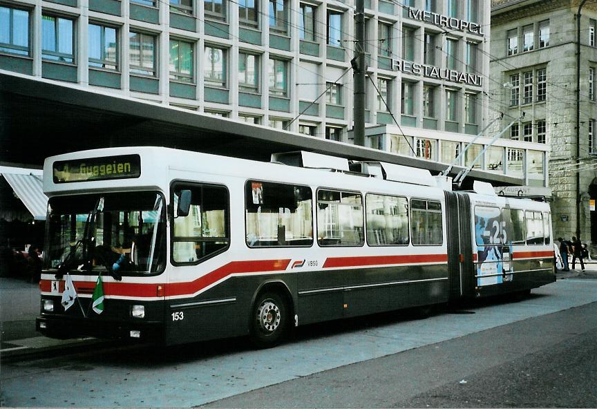 (111'603) - VBSG St. Gallen - Nr. 153 - NAW/Hess Gelenktrolleybus am 13. Oktober 2008 beim Bahnhof St. Gallen